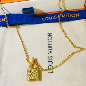 L.V charming Necklace